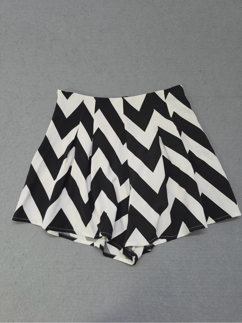 Women’s Lookbook Store Black White Chevron Skort Size 6 NWT